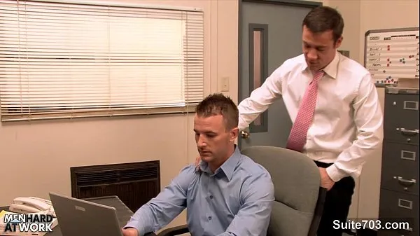 Sledujte Gorgeous gay gets ass banged in the office energetických filmů