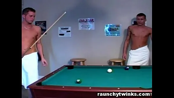 Sledujte Hot Men In Towels Playing Pool Then Something Happens energetických filmů