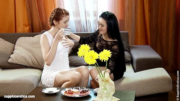 Sehen Sie sich Coffeetime Tryst - von Sapphic Erotica Lesbensex mit Agnessa LiliannaEnergiefilme an