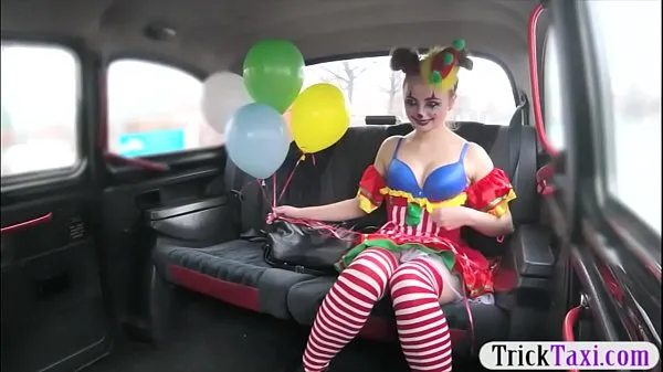 Sehen Sie sich Gal im clownkostüm vom fahrer zum gratis fick geficktEnergiefilme an