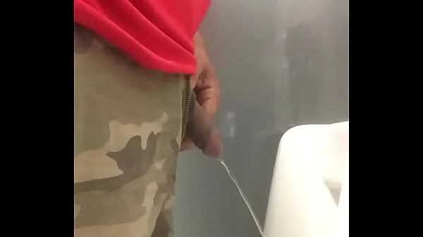 Sledujte guy peeing public restroom spy energetických filmů