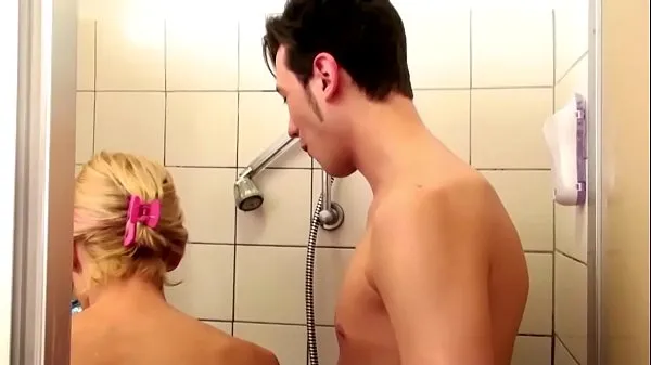 Regarder Belle-mère allemande aide dans la douche et séduit pour la baise films sur l'énergie