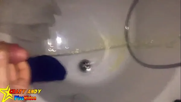 Se Andy just pisses in his best friend's bathtub (secretly energifilm