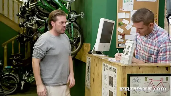 Guarda Ragazze tettone che si divertono nel laboratorio di biciclettefilm sull'energia