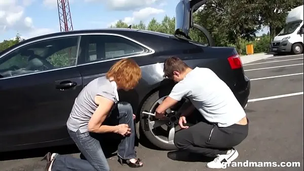 Oglejte si Grandma gets fucked hard outdoors after an auto repair energijske filme