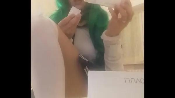 あなたの小さないとこが放課後にすることを見てください...彼女の手には何がありますかエネルギー映画を見る