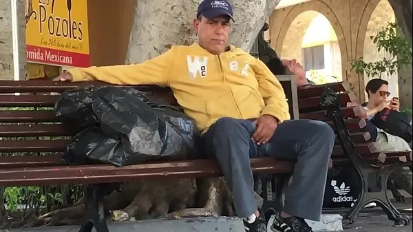 Oglejte si Homeless man grabs his cock energijske filme