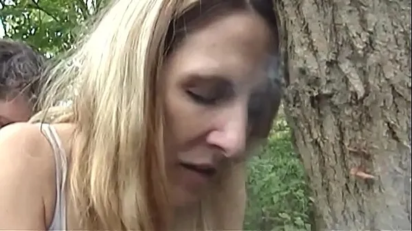 Tonton MILF Smoker Fucks Stranger on Public Trail Film energi