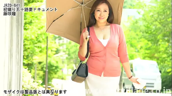神奈川在住の藤咲瞳さん51歳、専業主婦。結婚25年目になる二の母。AV好きで興味だけは前々からあったという瞳さんエネルギー映画を見る
