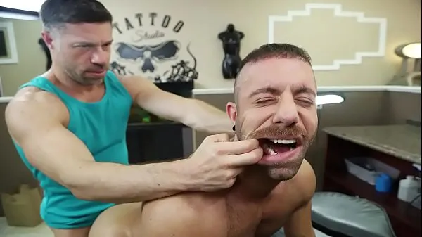 Katso GAYWIRE - Tristan Jaxx Fucks Eddy Ceetee For A Free Tattoo energiaelokuvia