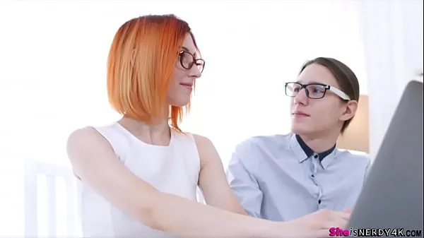 Assista a CENA COMPLETA em - Oh, que prazer deve ser transar com uma tão linda e alegre, especialmente seu cu virgem e apertado! Ela levou o rabo à boca e engoliu uma grande carga de esperma com prazer pensando em Java Script filmes sobre energia