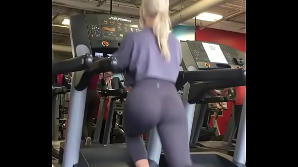 Titta på Blonde Chick Shows off Nice Ass in Leggings energifilmer