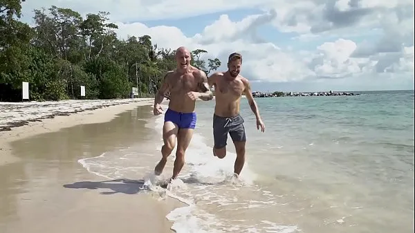 Katso GAYWIRE - Trevor Laster Gets A Good Pump On The Beach With Help From Wesley Woods energiaelokuvia