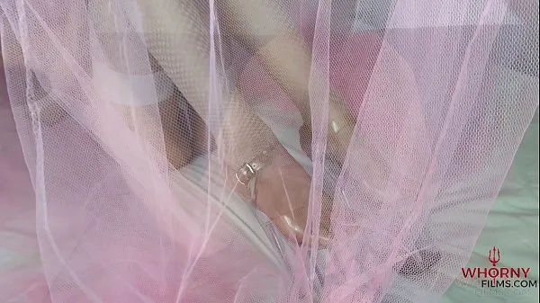观看刚在粗暴的性爱COSPLAY中用她的口中喷出了这个大山雀青少年能源电影