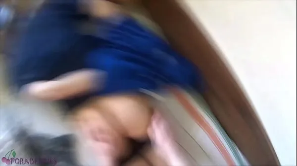 熱い男の子は高校の友達を訪ねていたが、興奮したルームメイトに誘惑され、投獄され、性的に使用されたエネルギー映画を見る
