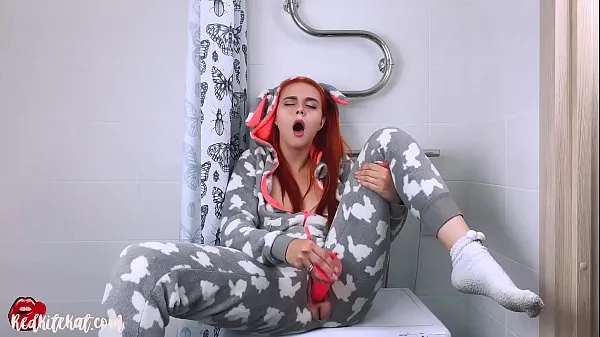 Katso Cute Redhead Masturbate Pussy Dildo and Orgasm in Kigurumi energiaelokuvia