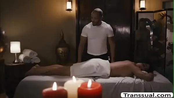 Guarda Una bellissima trans mora va nella sala massaggi e lì incontra il suo ex fidanzato massaggiatore nero. Invece di mettersi a disagio, il suo ex fidanzato le succhia prima il cazzo e in cambio gli lascia scopare il suo culo bagnato e stretto così fortefilm sull'energia