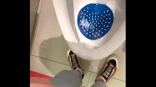 Regarder pipi dans un urinoir dans les toilettes publiques films sur l'énergie