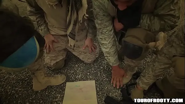Regarder TOUR OF BOOTY - Une travailleuse arabe locale laisse un soldat américain toucher Dat Azz films sur l'énergie