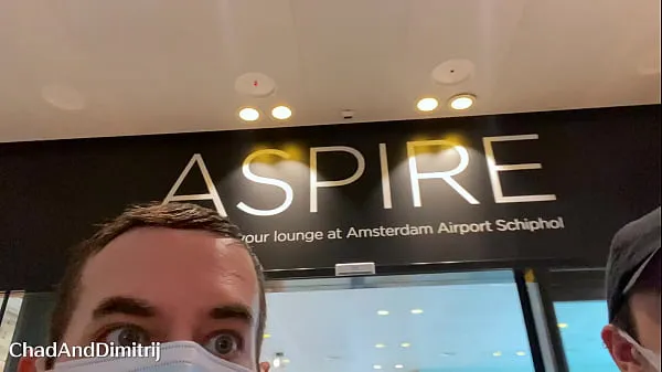 Oglejte si risky public blowjob in the Amsterdam Schiphol Airport toilets with facial energijske filme