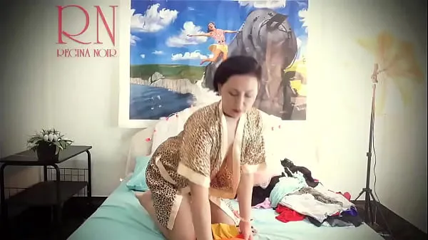 观看夫人脱下她的白色内裤和跳舞的醉酒。 显示猫。 预告片 家庭主妇在床上摆出性感的内衣和衣服。 她试穿内裤，紧身胸衣，胸罩，袜子，长筒袜，紧身衣，闲荡。 复古怀旧风格 荡妇在性感的衣服摆姿势精美 母 显示抚摸她的阴户和手淫能源电影