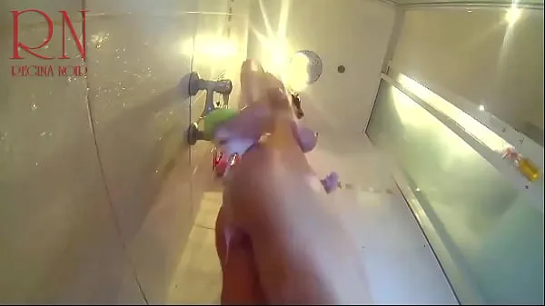 观看淋浴间隐藏的摄像头。 一个年轻的裸体女孩在淋浴时用肥皂清洗。 一位漂亮的女士在淋浴间洗澡。 她用肥皂洗胸部、屁股和阴部。 OMG 完美的多肉猫。 显示她的山雀、 乳头、 多汁剃光猫。 你可以在淋浴时操一个小可爱能源电影