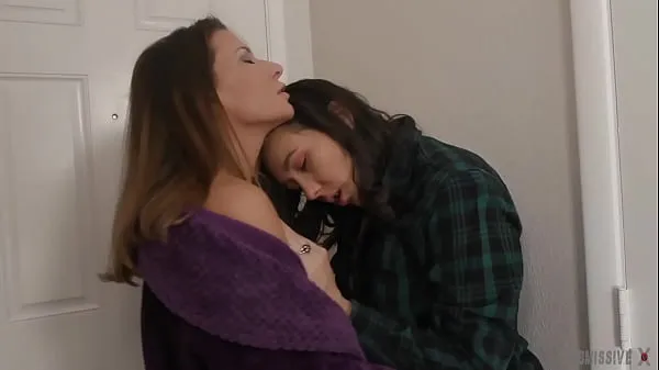 Guarda La sexy lesbica Ariel X bacia Sinn Sage e poi prende il suo grosso strapon duro simile a un cazzofilm sull'energia