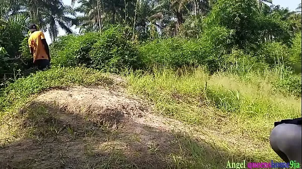 忙碌的獵人 Okoro 在公共場合抓到了一個漂亮的當地非洲黑人和陰道女農場主，他幾乎用他的大公雞完成了她，而丈夫兄弟躲起來並用他隱藏的相機捕捉它們。完整的紅色視頻エネルギー映画を見る