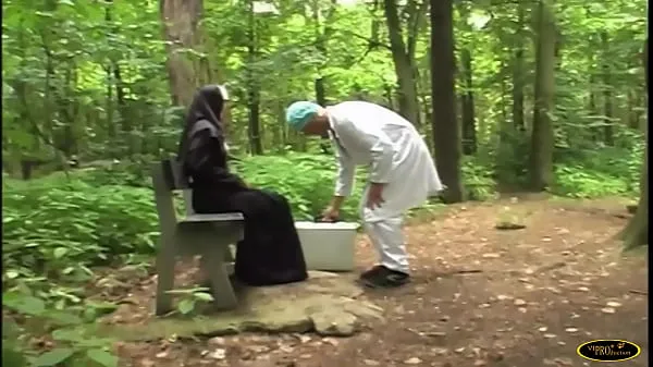 Sehen Sie sich Auf dem Friedhof lässt sich eine Nonne nicht anbetteln, von einem vorbeikommenden Arzt gefickt zu werdenEnergiefilme an