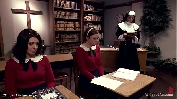 Pozrite si Lezdom nun whips sexy students energetických filmov