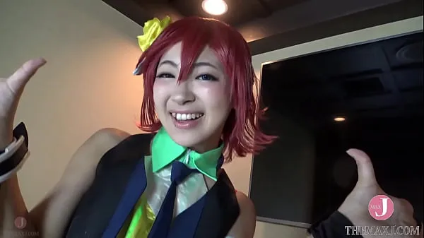 观看她就是这样，穿着可爱的COSPLAY服装，在摄影棚里一直到最后一分钟，她都在慢慢地拍能源电影