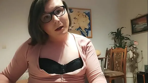 观看业余人妖 - 变性人 Anallisa 展示了如何操她的阴户，如何吮吸假阳具和舔自己的精液 - 她展示了如何作为一个放荡的荡妇和妓女获得真正的性高潮 - 妓女嘴里塞着塞子能源电影