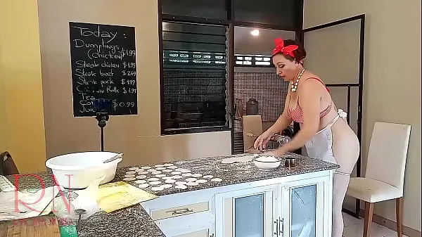 ヌーディストの家政婦、レジーナ・ノワールがキッチンで料理をしています。 裸のメイドが餃子を作ります。 裸の料理人。 裸の主婦が台所で夕食の準備をしています。 堕落した気まぐれな家政婦はパンティーなしで家で働いています。 夕食にご招待します！ 今日は生地を丸めて餃子を作っています。 美味しい！ 家の所有者はメイドを裸で働かせます。 裸のメイドを見てうれしいです。 マンコ、おっぱい、乳首、毛むくじゃらの恥骨。 メイドをファックエネルギー映画を見る