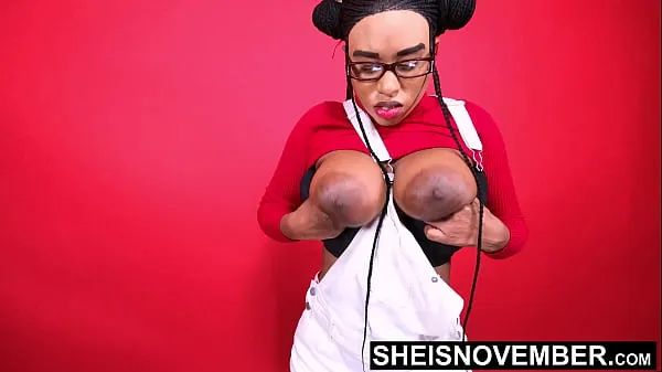 Mira Modelo negra posa eróticamente con enormes areolas, senos reales y pezones erectos en una sesión de fotos de Sheisnovember. Se desnuda eróticamente mientras posa después de ponerse de pie y arquear la espalda para exponer los apelículas sobre energía