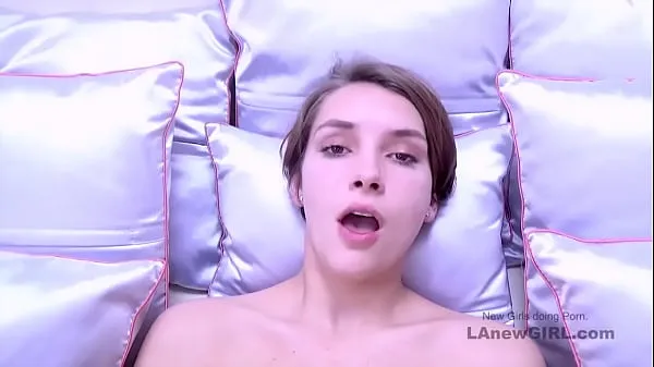 Regarder Cute 18 Brunette se fait défoncer la chatte à l'audition films sur l'énergie