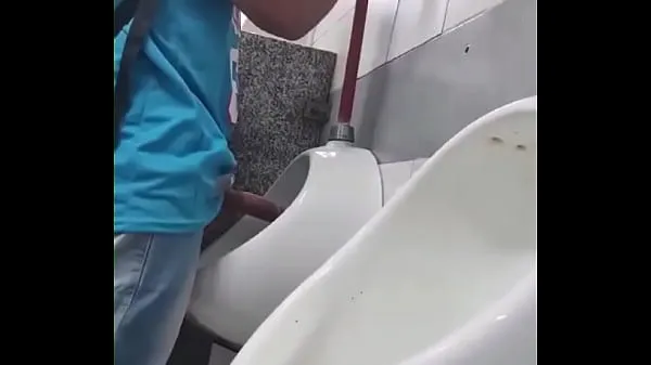 Mira Hombres heterosexuales cachondos viendo rollos en el orinal del baño del centro comercialpelículas sobre energía