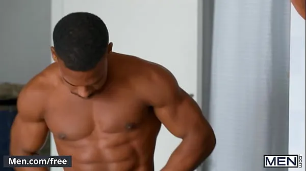 Regarder Adrian Hart) Les imbéciles (Joey Mills) chez le médecin en remplaçant le distributeur de désinfectant par sa bite - Hommes - Suivez et regardez Joey Mills sur films sur l'énergie