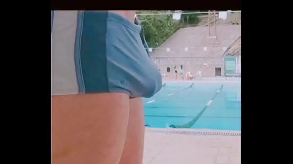 Oglejte si Pauzudo in swimming trunks at the club pool energijske filme