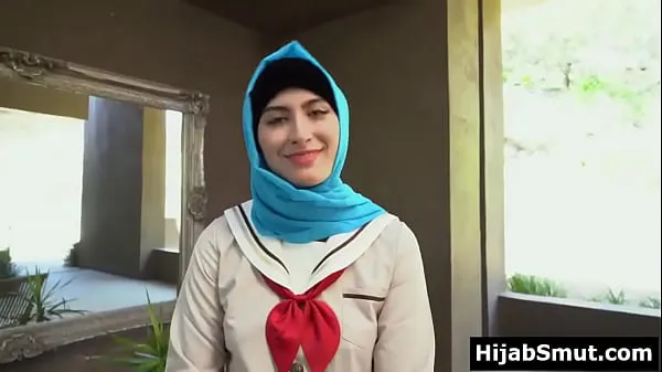 Guarda La ragazza in hijab si è allenata a scoparefilm sull'energia