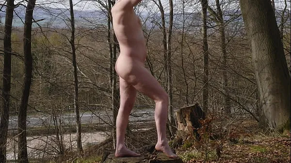 观看Masturbating naked in the woods by a busy road能源电影