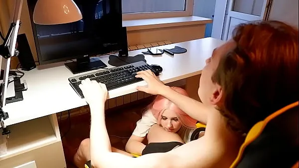 Bekijk A beautiful girl sucks a gamer's dick while he plays energiefilms