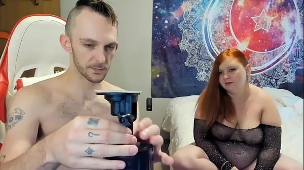观看色情情侣丈夫和妻子拆箱男性性玩具供丈夫使用，由 Sin Spice能源电影