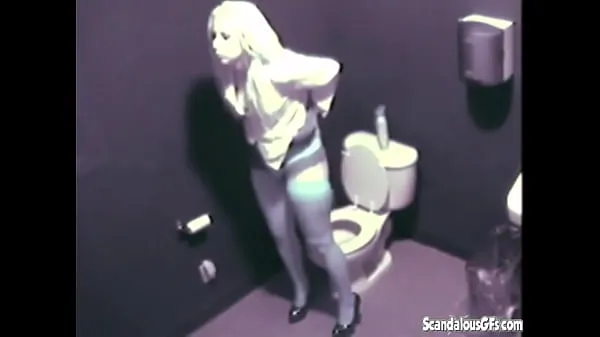 Bekijk Blonde Babe masturbate on confort room caugh on cam energiefilms
