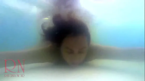 观看水下憋气。 统治粗暴的性行为。 裸体主义者 Regina Noir 在游泳池里游泳、吸吮和乱搞。 户外性爱。 当她是 uderwater 时，他妈的一个妓女的嘴和猫能源电影
