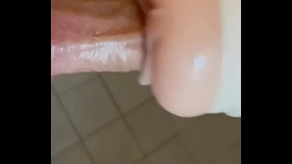 Titta på Big cock with Lana Rhoades fleshlight in shower energifilmer