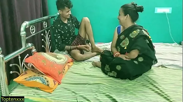 观看印度热妻子与朋友分享！ 真正的印地语性爱能源电影