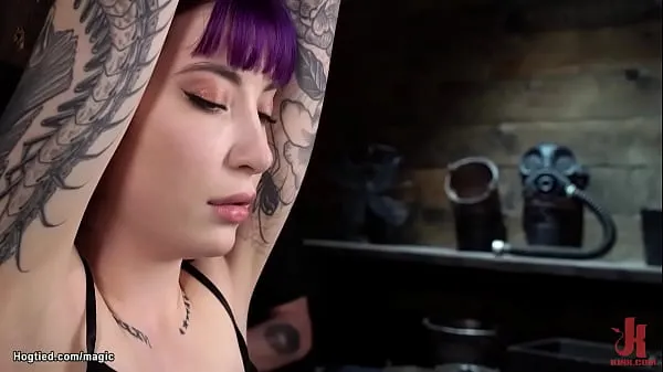 Assista a Peitos pequenos escrava tatuada de cabelo roxo Charlotte Sartre é amarrada a uma coluna de madeira pelo mestre O Papa então em suspensão de cabeça para baixo espancada e chicoteada filmes sobre energia