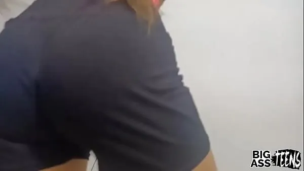 我的繼兄弟不會讓我一個人呆著，當他總是想操我時，我必須把我的屁股給他エネルギー映画を見る