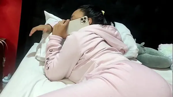 观看继兄弟在手机上与男友说话时，他操了她的继承人能源电影