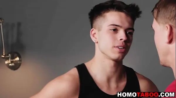 Regarder Le jeune gay est toujours amoureux de son demi-frère films sur l'énergie